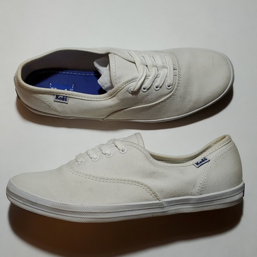 KEDS LOWTOP SHOES, WOMANS SIZE 7, WHITE GUC